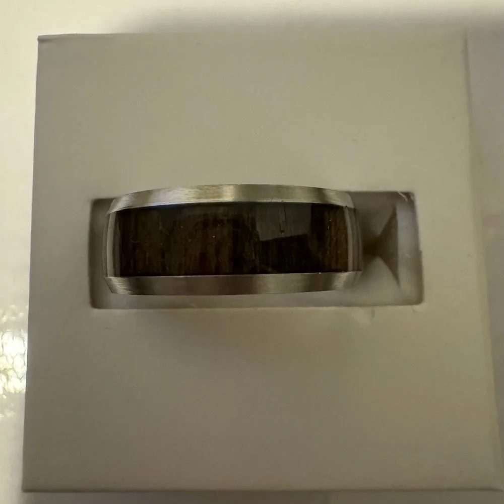 NWT BP “The Classic” Men’s Titanium and Whiskey Barrel Wood Ring SZ 8